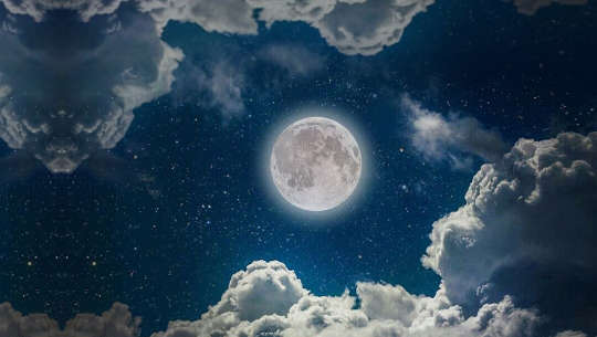 Horoscope Week: October 18 - 24, 2021 Full moon in the night sky